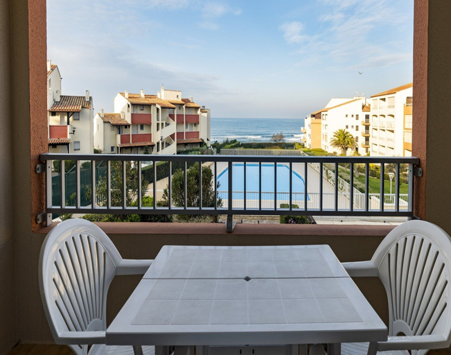 Outdoor dining 4, Seaside Aparatment in Agde, Hérault