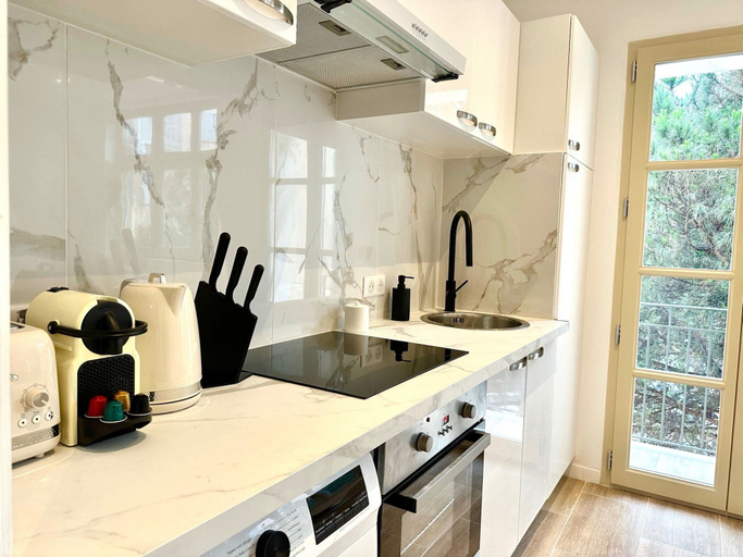 Private kitchen, Modern Apartment - 1bd/4p - Center of St Tropez, Var