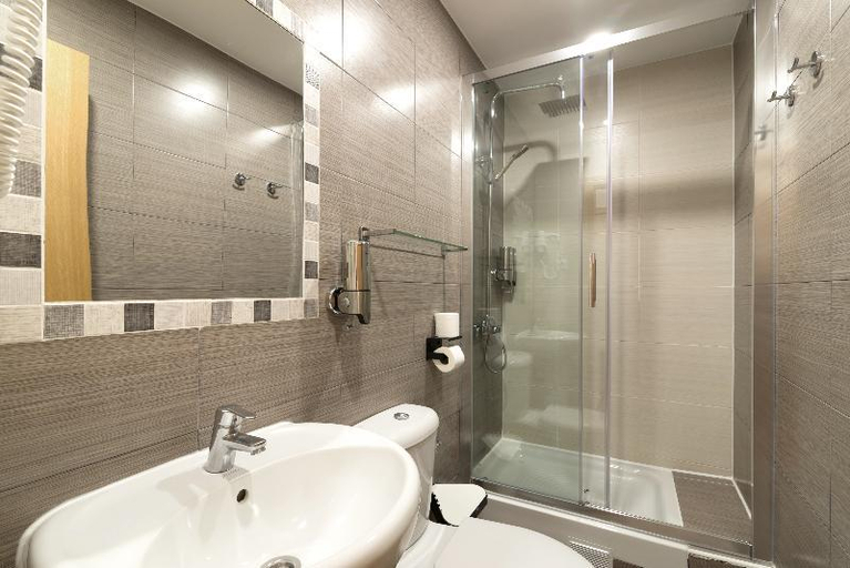 Bathroom 4, Hostal Art Madrid, Madrid