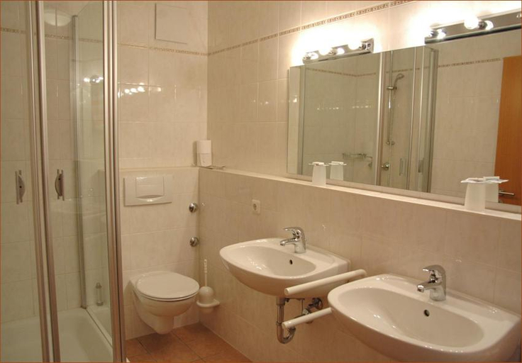 Bathroom 3, Gasthaus Gruner Baum, Main-Tauber-Kreis
