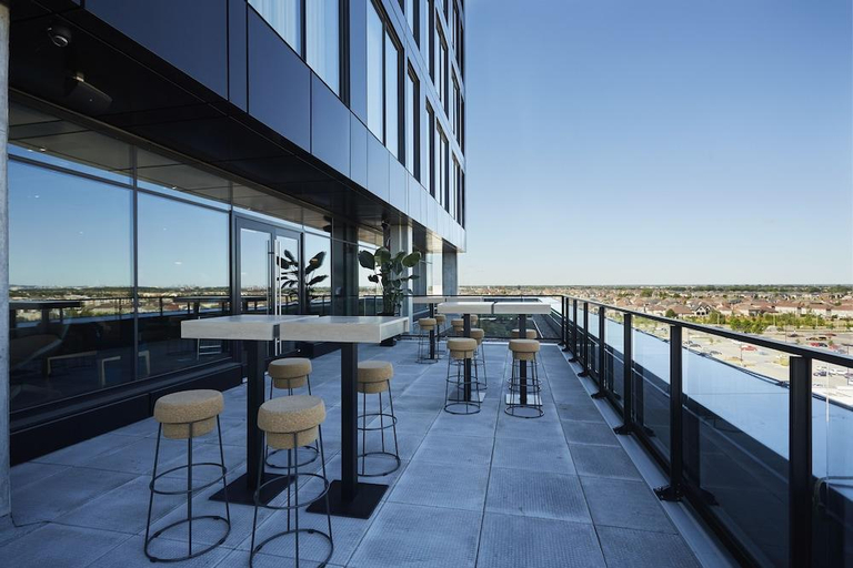 Food & Drinks 5, Hotel Escad Quartier DIX30, Champlain
