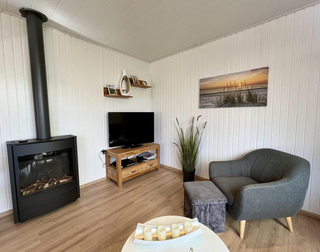 Living room 2, Spacious Bungalow With Garden in Park Eureka, Zijpe