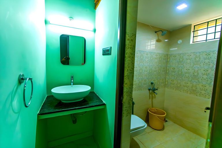 Bathroom 5, Hotel Dreamland Private inn with Swimming Pool, Viluppuram