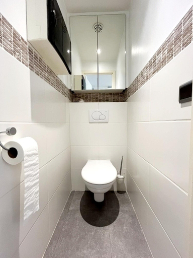 Bathroom 2, Studio Apartment in Knokke Near Seafront, West-Vlaanderen