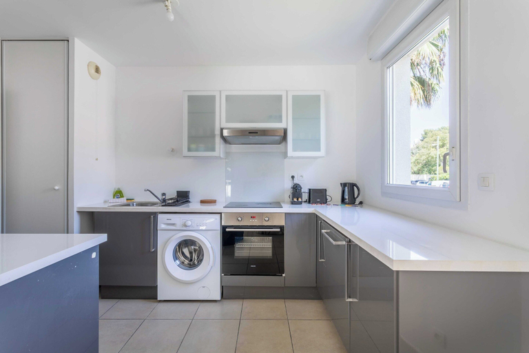 Private kitchen 3, 2 Bedroom Apartment With Balcony 10th arr, Bouches-du-Rhône