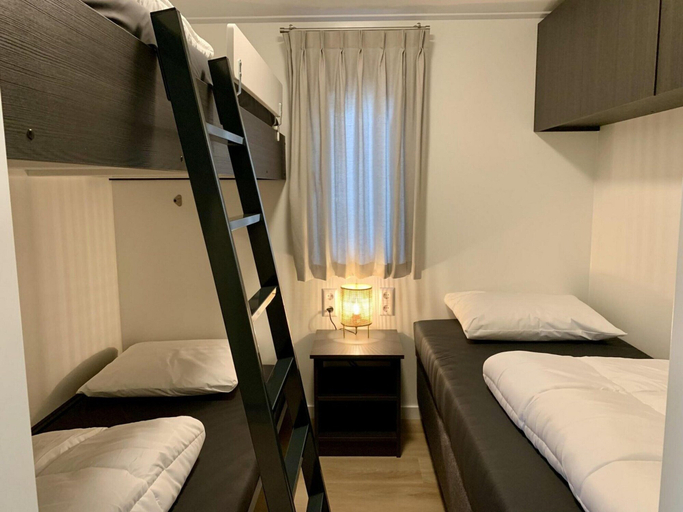 Room 2, Pleasant Chalet With Veranda, Zijpe