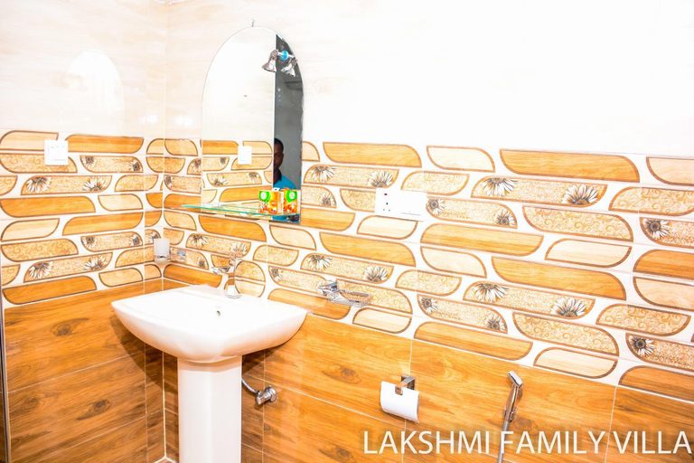 Bathroom 3, Lakshmi Family Villa, Negombo