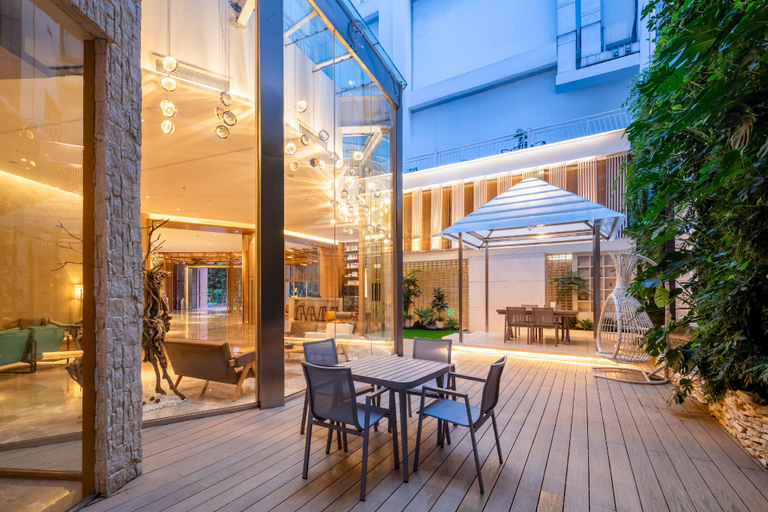 Exterior & Views