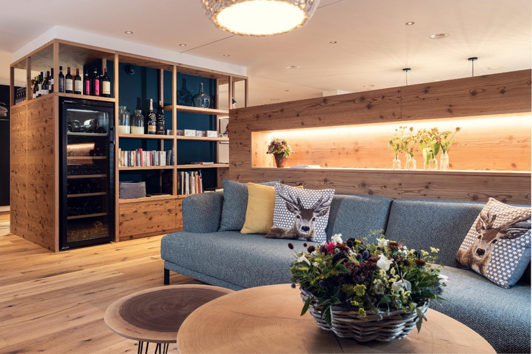 Public Area, Conrad's Mountain Lodge, Maloja