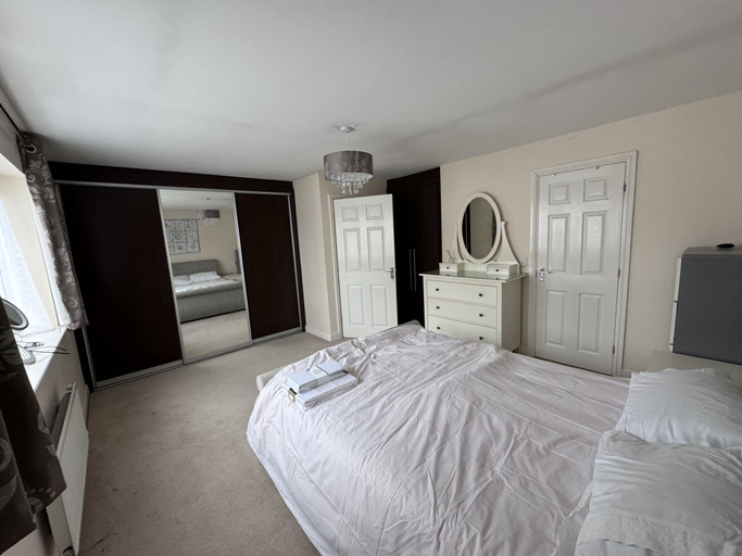 Room 4, Spacious 4Bd House With Character In Coventry, Warwickshire