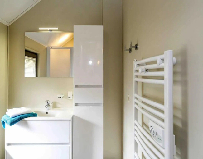 Bathroom, Serene Luxe Lakeside Stay, Hainaut