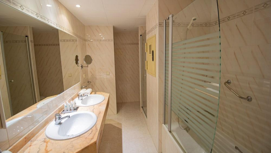 Bathroom 5, Golden Taurus Aquapark Resort, Barcelona