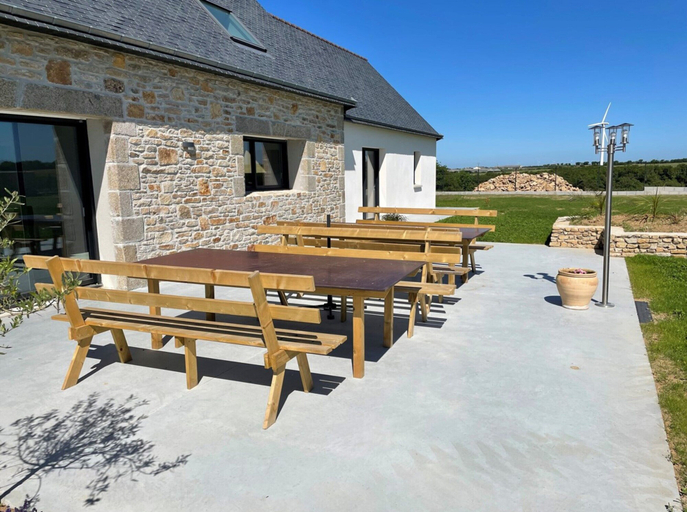 Outdoor dining, Ploudalmézeau House with Heated Pool, Finistère