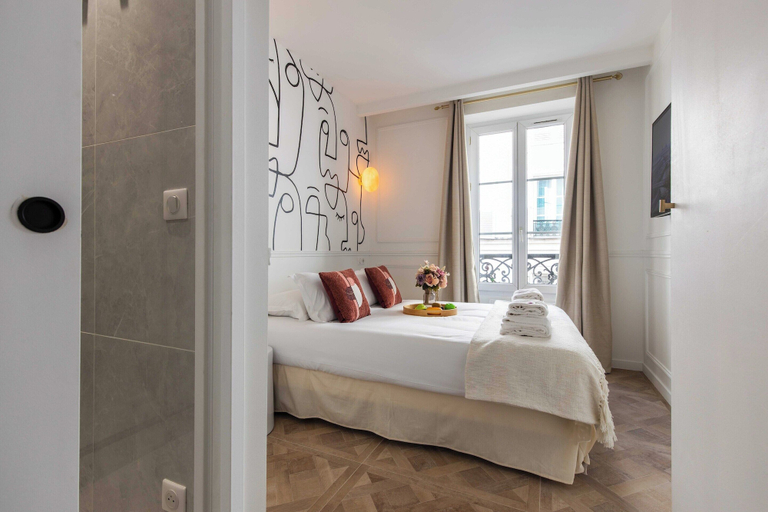 Room 2, Intimate private room - 2P- Pigalle/Moulin Rouge, Paris