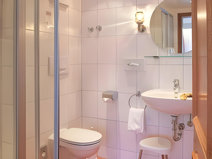 Bathroom 3, Flair Hotel Weinstube Lochner, Main-Tauber-Kreis