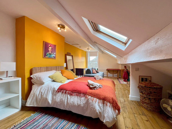 Room 2, Charming 1880S 2Bd Haworth Home, Bradford