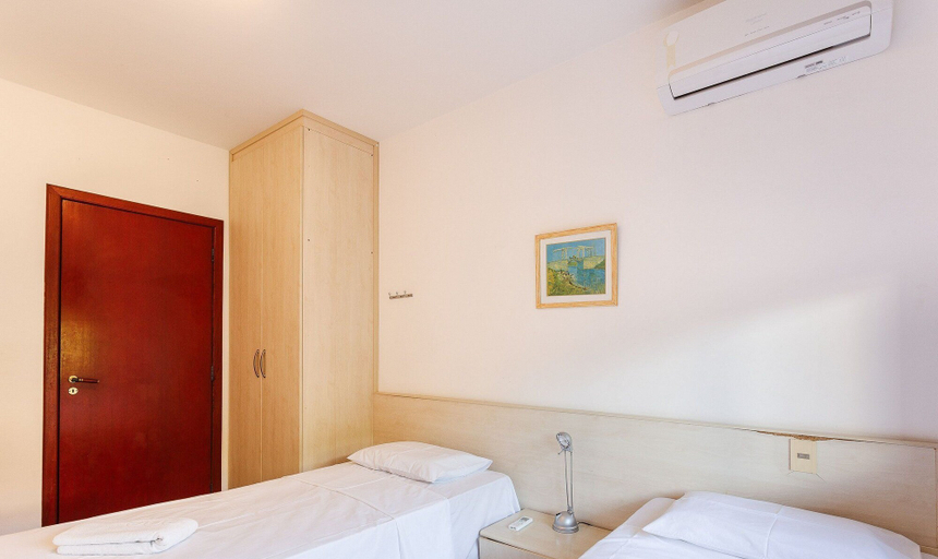 Room 2, Apt w/BBQ 2BR 350m from beach Jurerê ADJ205, Florianopolis