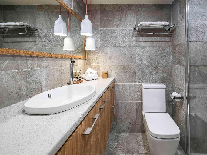Bathroom 5, Queens Hotel & Spa Bournemouth, Bournemouth
