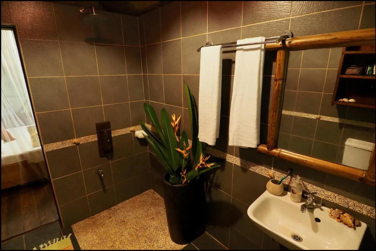 Bathroom 4, Balihuts Guesthouse, Coron