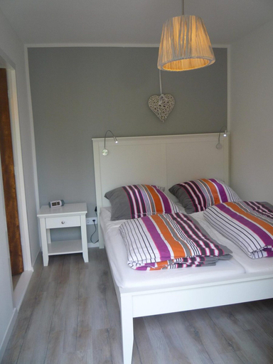 Room 2, Cosy Holiday Home Near Beach, Zijpe