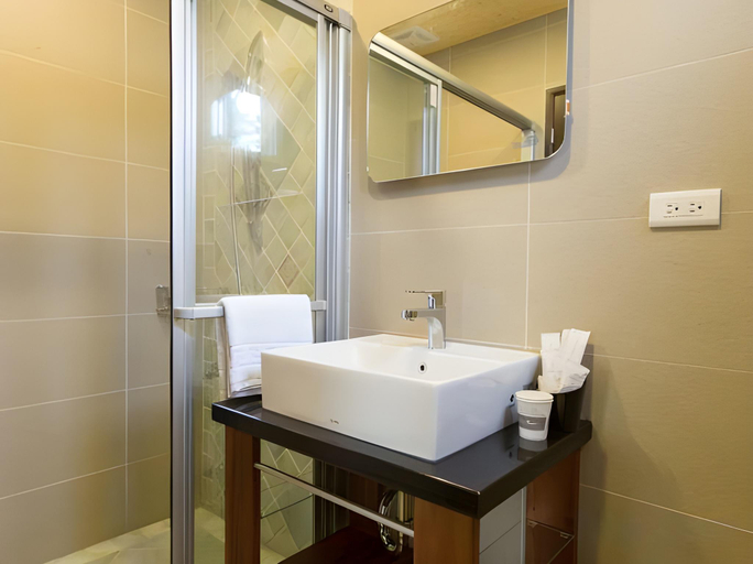 Bathroom 5, Glenwood, Hualien