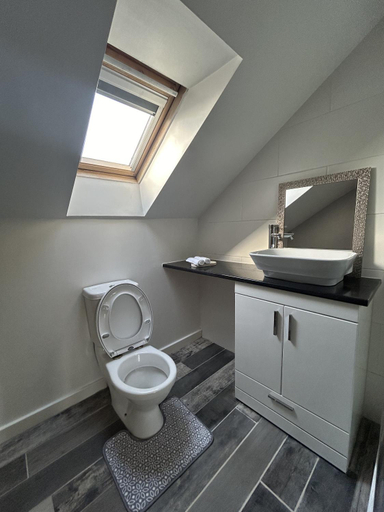 Bathroom 2, Cosy Corby Getaway, Northamptonshire