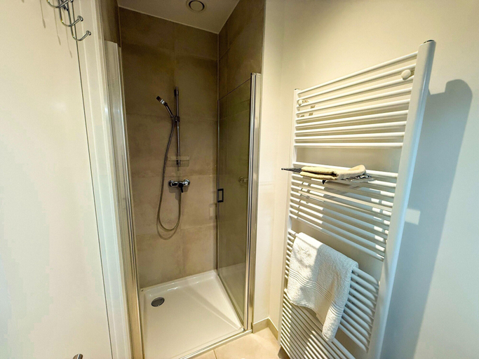 Bathroom 4, Apartment in Brussels Near European Parliament, Bruxelles