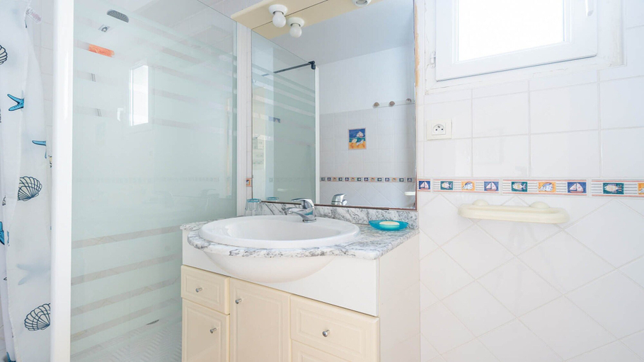 Bathroom, Stylish Beachside Stay, Cap D'agde, Hérault
