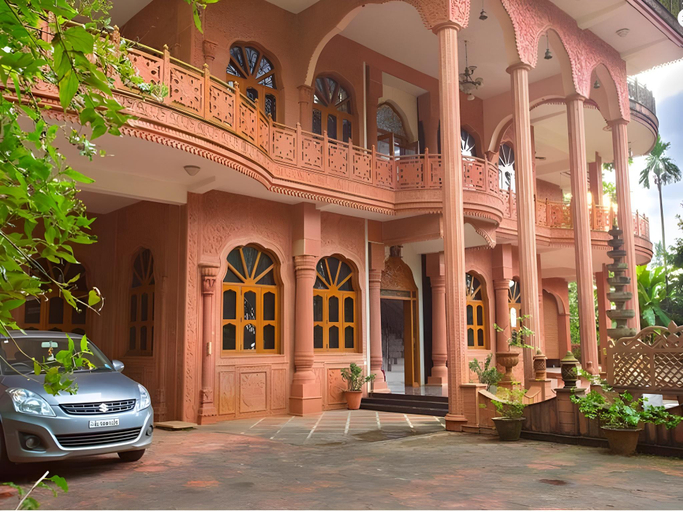Exterior & Views
