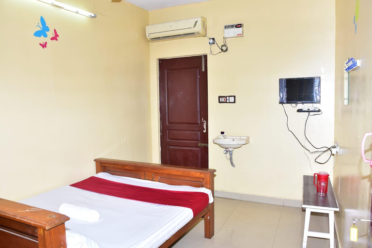 Bedroom 2, Sri Krishna Guest House, Puducherry