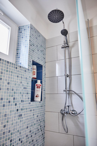 Bathroom 3, Two Bedroom House with Shared Backyard, Cascais