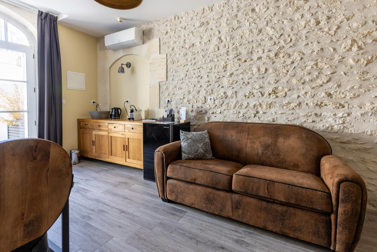 Others 5, Chateau Pellisson, Charente