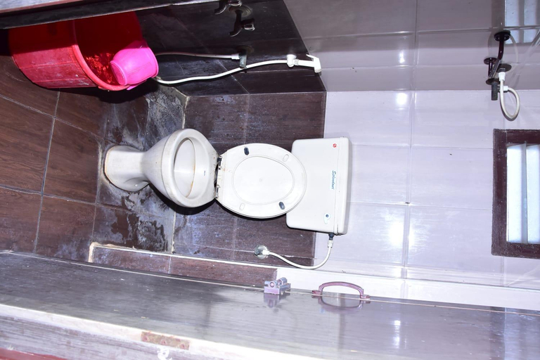 Bathroom 3, Sri Krishna Guest House, Puducherry