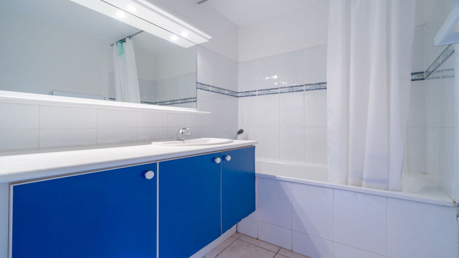 Bathroom, Sunlit Coastal Comfort, Hérault