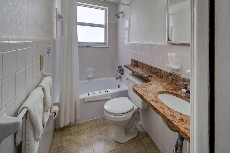 Bathroom 3, Horizon by the Sea Inn, Broward