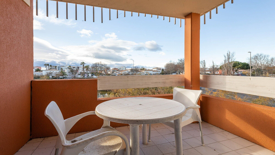Outdoor dining 4, Waterfront Escape in Agde, Hérault