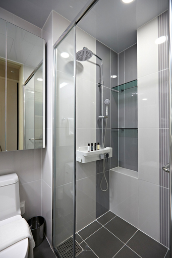 Bathroom 3, Ocean Soleview Hotel, Jung