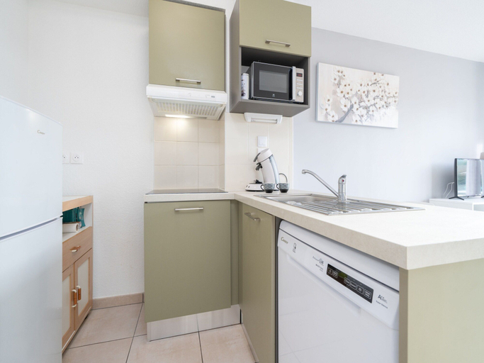 Private kitchen 4, Bright Escape Near the Beach, Hérault