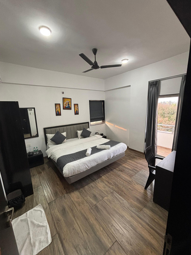 Room 2, Sunny Executive Satara, Satara