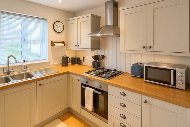 Private kitchen, Elegant 2Bd Townhouse In Thirsk: Cozy & Stylish, North Yorkshire