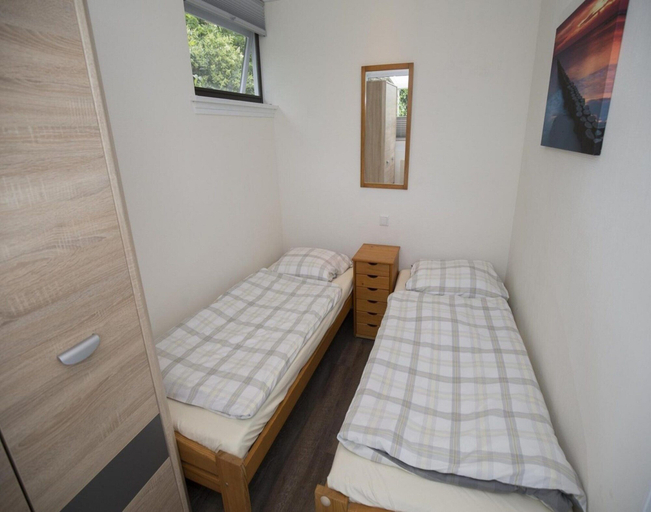 Room 5, Comfortable Holiday Bungalow for 5, Zijpe