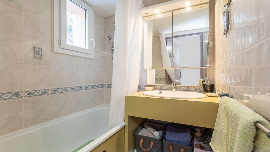 Bathroom, Garden Retreat Near the Beach, Hérault