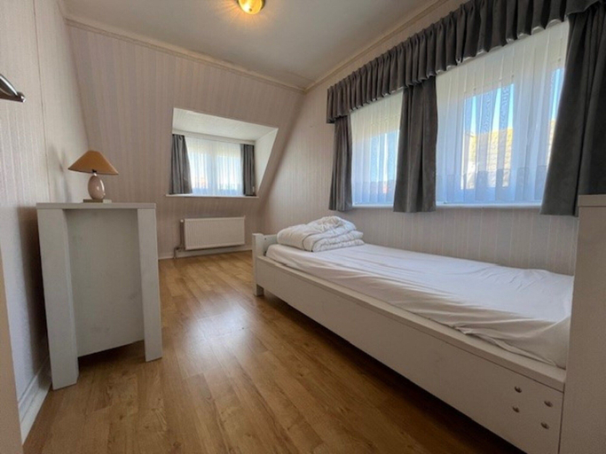 Room 4, Villa in Wenduine Near the Beach, West-Vlaanderen