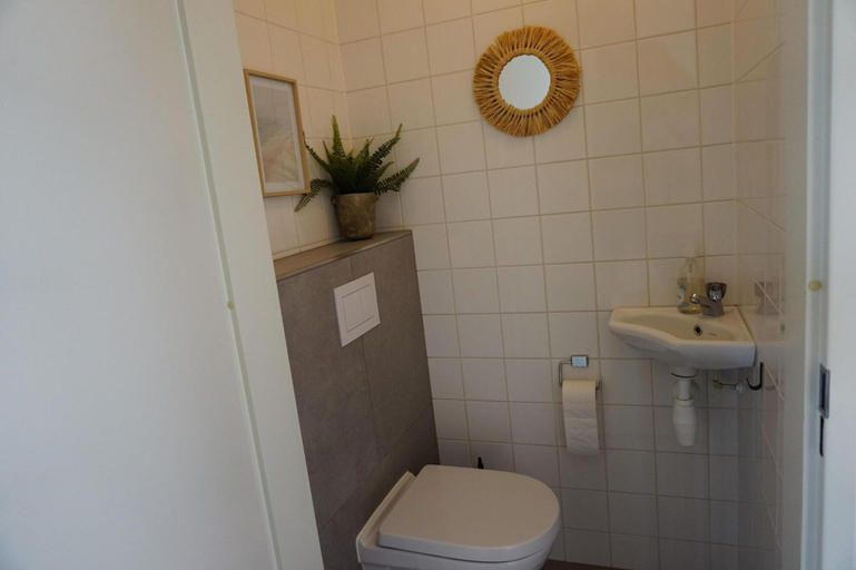 Bathroom 5, Holiday Home in Burgerbrug for Family, Zijpe