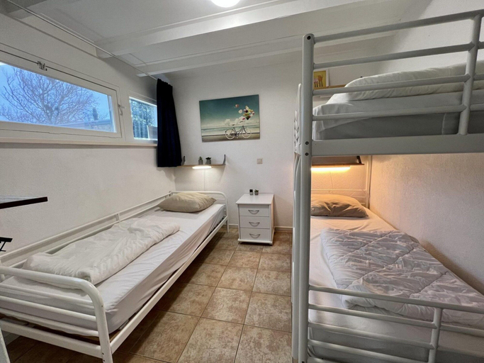 Room 2, Detached Holiday Home With Garden, Zijpe