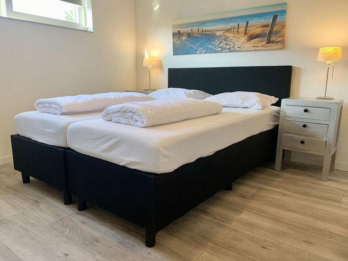 Room 3, Bungalow in Sint Maartenszee With Veranda, Zijpe