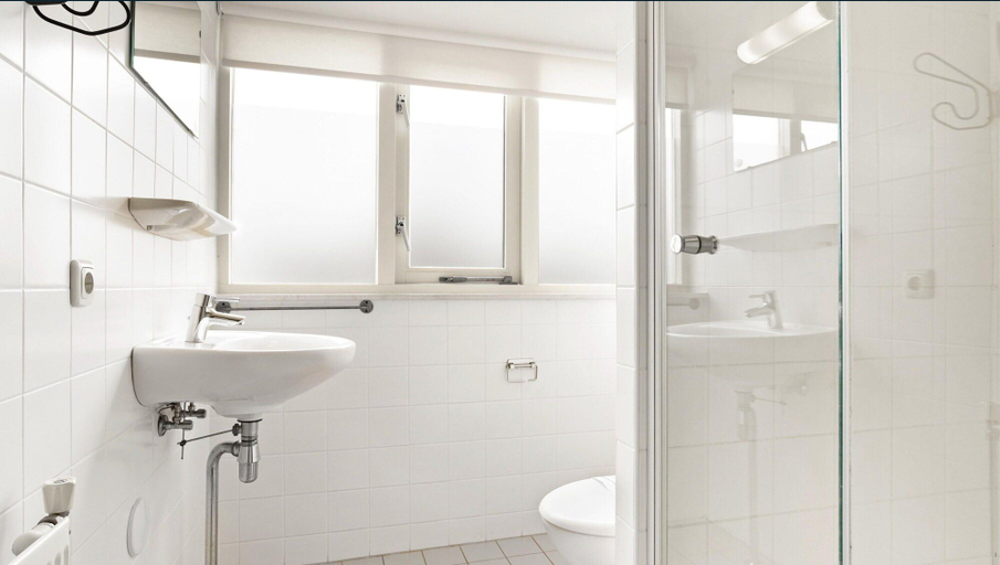 Bathroom, Bungalow in South Holland by the Water, Bernisse