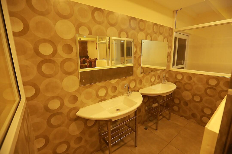 Bathroom 4, The Crescent suites Hotel, Ernakulam