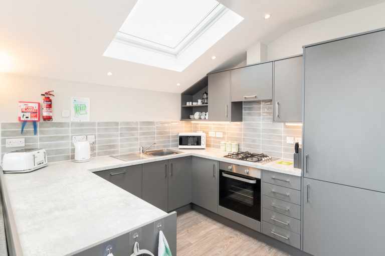 Private kitchen, Seaside 3Bd Retreat With Balcony & Stunning Views, Devon