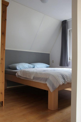 Room 3, Pretty Holiday Home in Burgerburg, Zijpe